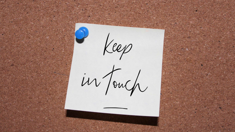 Keep in touch with có nghĩa là giữ liên lạc với một ai đó